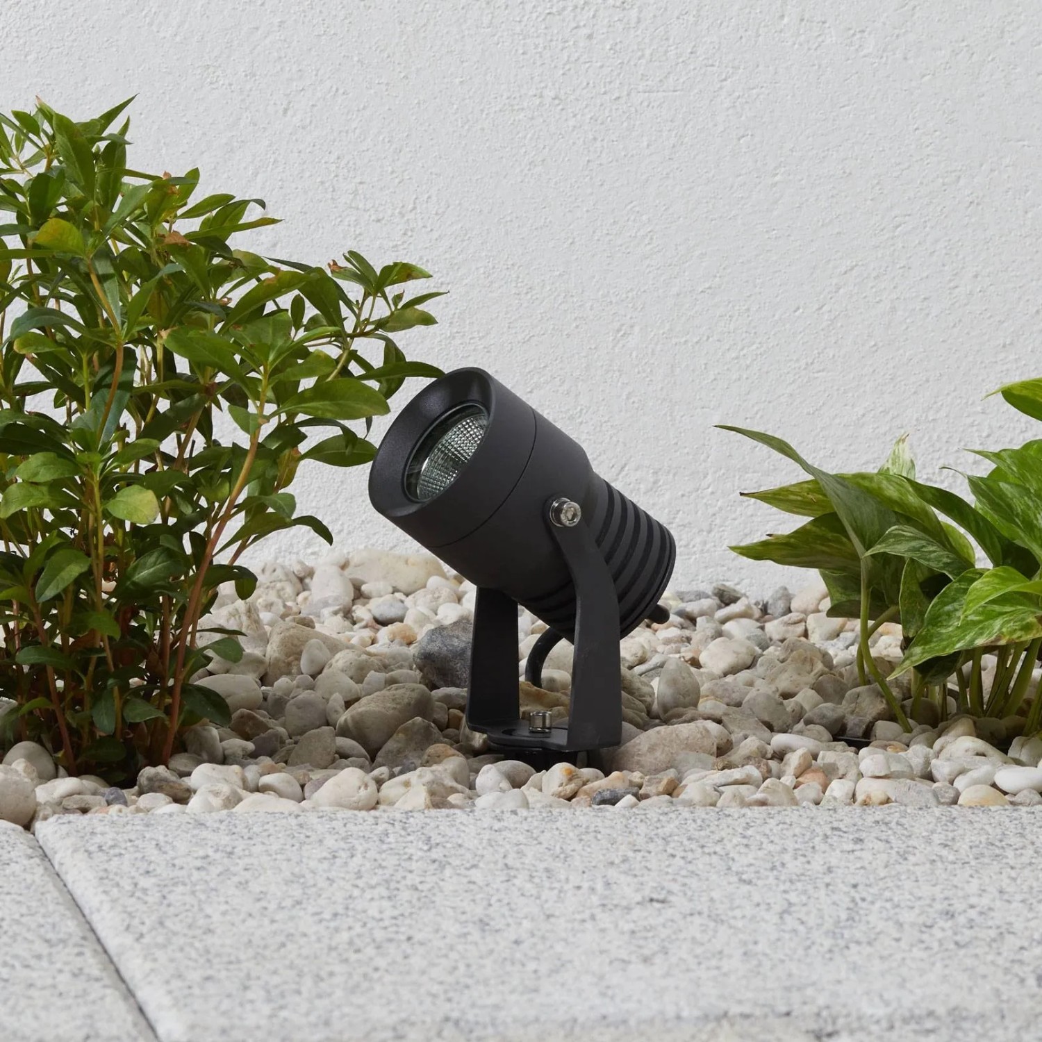 Moderner Lucande LED-Außenstrahler Jon aus Aluminium, alufarben, zur Garten- und Terrassenbeleuchtung.