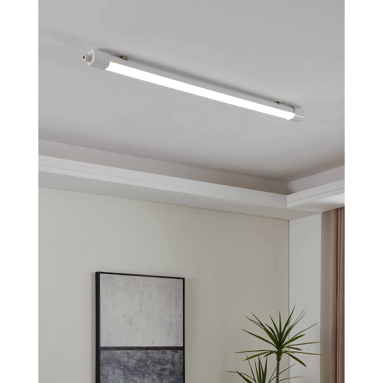 Weiße Eglo LED-Feuchtraumleuchte Slim mit Sensor, 149,5 cm, an Decke montiert.