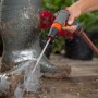 Gardena Comfort Reinigungsspritze beim Reinigen eines schmutzigen Gummistiefels.