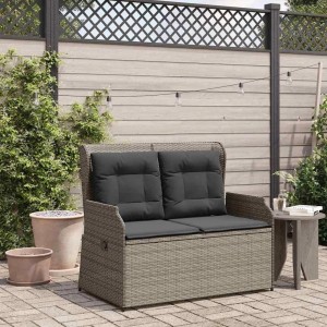 Graue Poly Rattan Gartenbank mit dunklen Sitz- und Rückenkissen auf einer Terrasse. Verstellbare Lounge-Gartenmöbel.