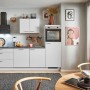 Moderne pino Küchenzeile in Lichtgrau mit Geräteschrank und Elektrogeräten.