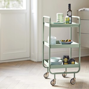 Servierwagen in Grün (Hüterin der Freiheit®) mit Geschirr und Deko.