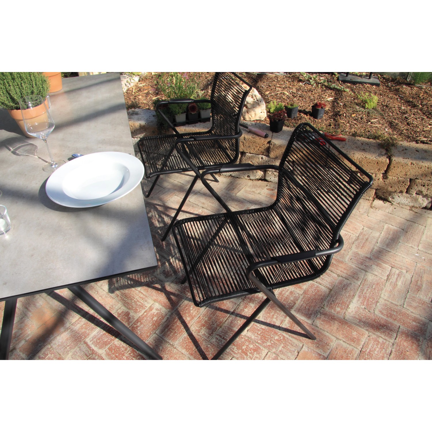 Acamp Alpha Rope Gartenstuhl Set, 6 anthrazitfarbene Stapelsessel mit modernem Seildesign.