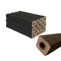 Stapel dunkler, viereckiger Eichenholzbriketts mit Zugloch. Ideal als Brennholz für Kamin, Ofen oder Grill.