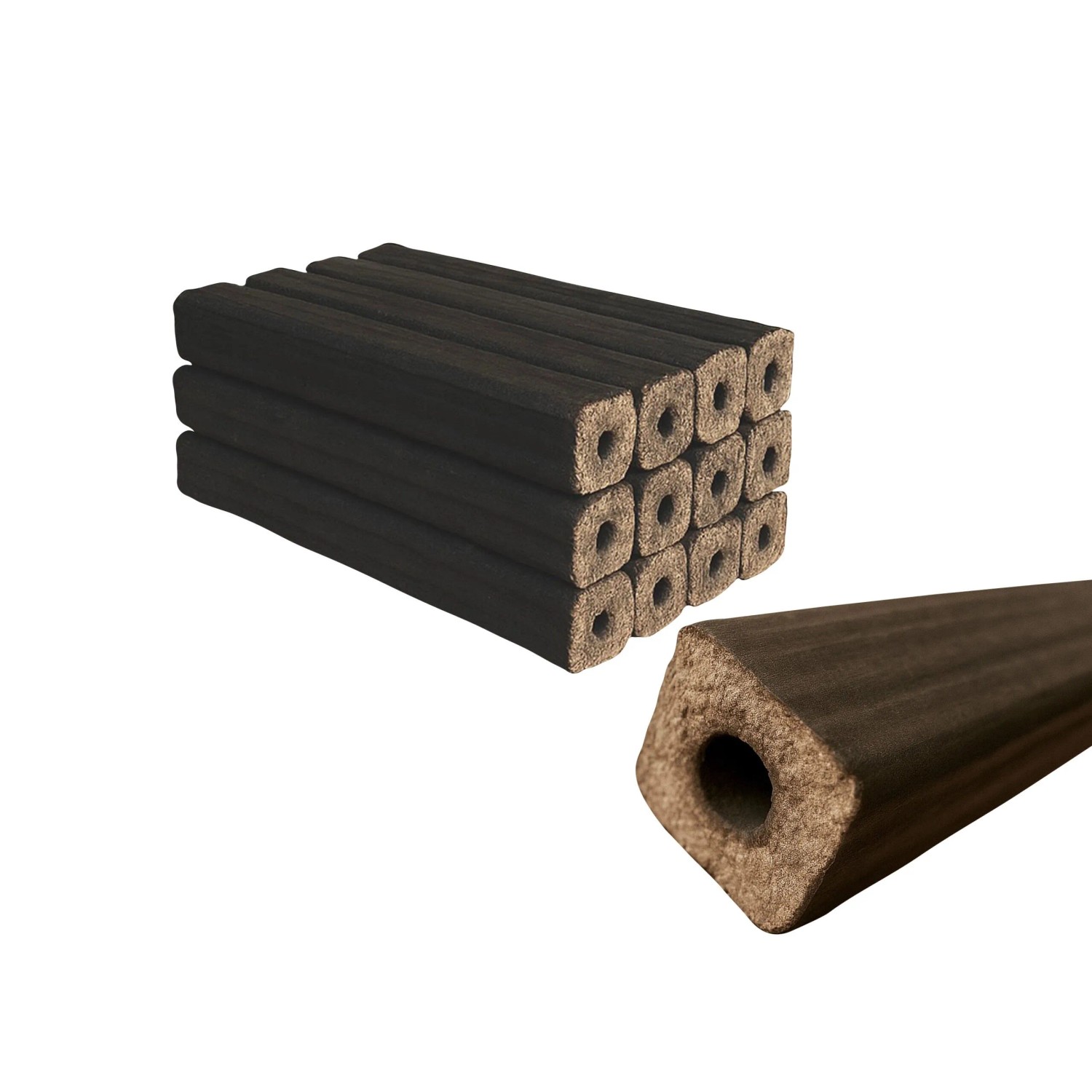 Stapel dunkler, viereckiger Eichenholzbriketts mit Zugloch. Ideal als Brennholz für Kamin, Ofen oder Grill.