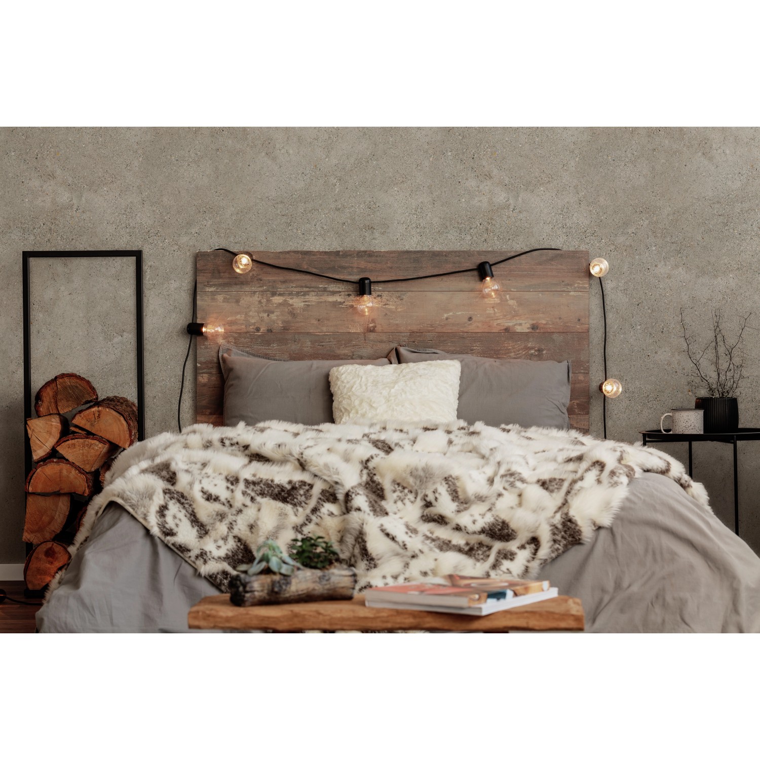 Schlafzimmer mit Wandpaneel Element 3D Optik Grigo Matt als Kopfteil und Lichterkette.