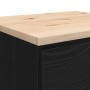 Detailansicht: Schwarzer Werkzeugschrank mit Schubladen und Kiefernholz-Arbeitsplatte.