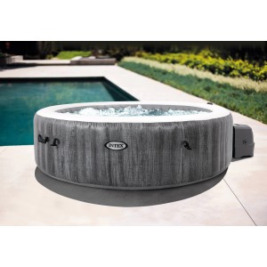 Intex PureSPA Greywood Deluxe aufblasbarer Whirlpool, grau, mit Bedienfeld und Pool im Hintergrund.