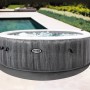 Intex PureSPA Greywood Deluxe aufblasbarer Whirlpool, grau, mit Bedienfeld und Pool im Hintergrund.