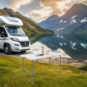 TRUTZHOLM Campingtisch 120x60cm, höhenverstellbarer Flohmarkttisch, weiß, mit Wohnmobil im Hintergrund.