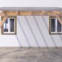 Holzkonstruktion mit transparentem Dach, befestigt mit Fischer Langschaftdübel DuoXpand.