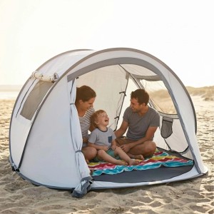 Familie im hellgrau-dunkelgrauen Relaxdays Pop-up Tunnelzelt am Strand, lachendes Kind. Ideal für Camping & UV-Schutz.
