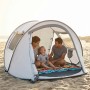 Familie im hellgrau-dunkelgrauen Relaxdays Pop-up Tunnelzelt am Strand, lachendes Kind. Ideal für Camping & UV-Schutz.