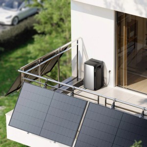EcoFlow Stream AC Pro Balkonkraftwerk Speicher mit Solarmodulen auf einem Balkon. Kompaktes Energiesystem.