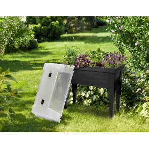 Anthrazitfarbenes Maxi-Hochbeet mit Abdeckhaube im Garten, bepflanzt mit Kräutern und Gemüse.