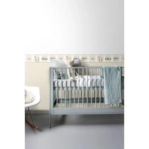 ESTAhome Tapetenbordüre Tiere Beige im Kinderzimmer mit Gitterbett und Stuhl.