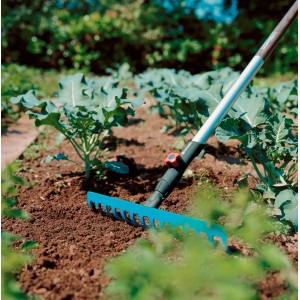 Gardena combisystem-Rechen mit 36 cm Arbeitsbreite im Einsatz im Gartenbeet.