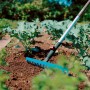 Gardena combisystem-Rechen mit 36 cm Arbeitsbreite im Einsatz im Gartenbeet.