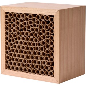Bienenhaus Block, 14x14x10 cm, aus FSC®-zertifiziertem Holz mit Papphülsen als Nisthilfe.