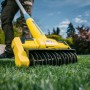 Gloria MultiBrush XL Elektro-Oberflächenbürste im Einsatz auf Rasenfläche.