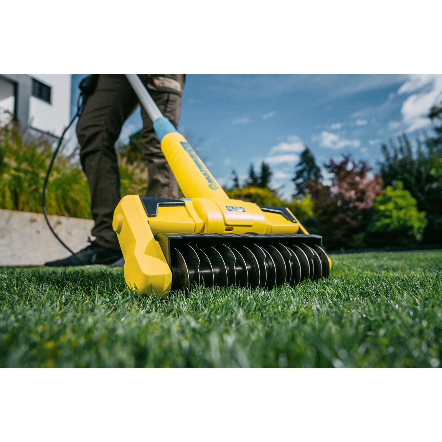 Gloria MultiBrush XL Elektro-Oberflächenbürste im Einsatz auf Rasenfläche.