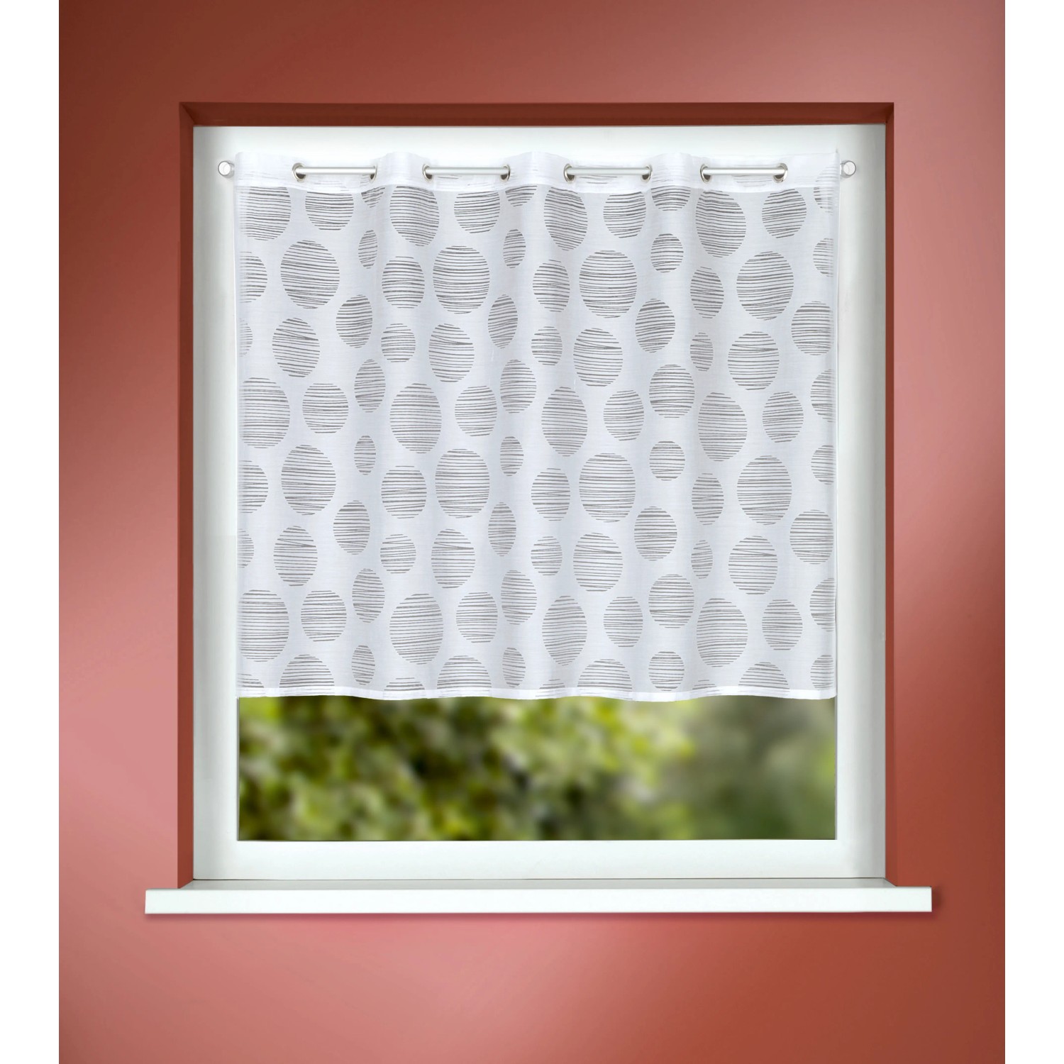 Weißes Ösenpanneau „Neusser Collection Fin“ 85x135 cm mit Punktedesign am Fenster.