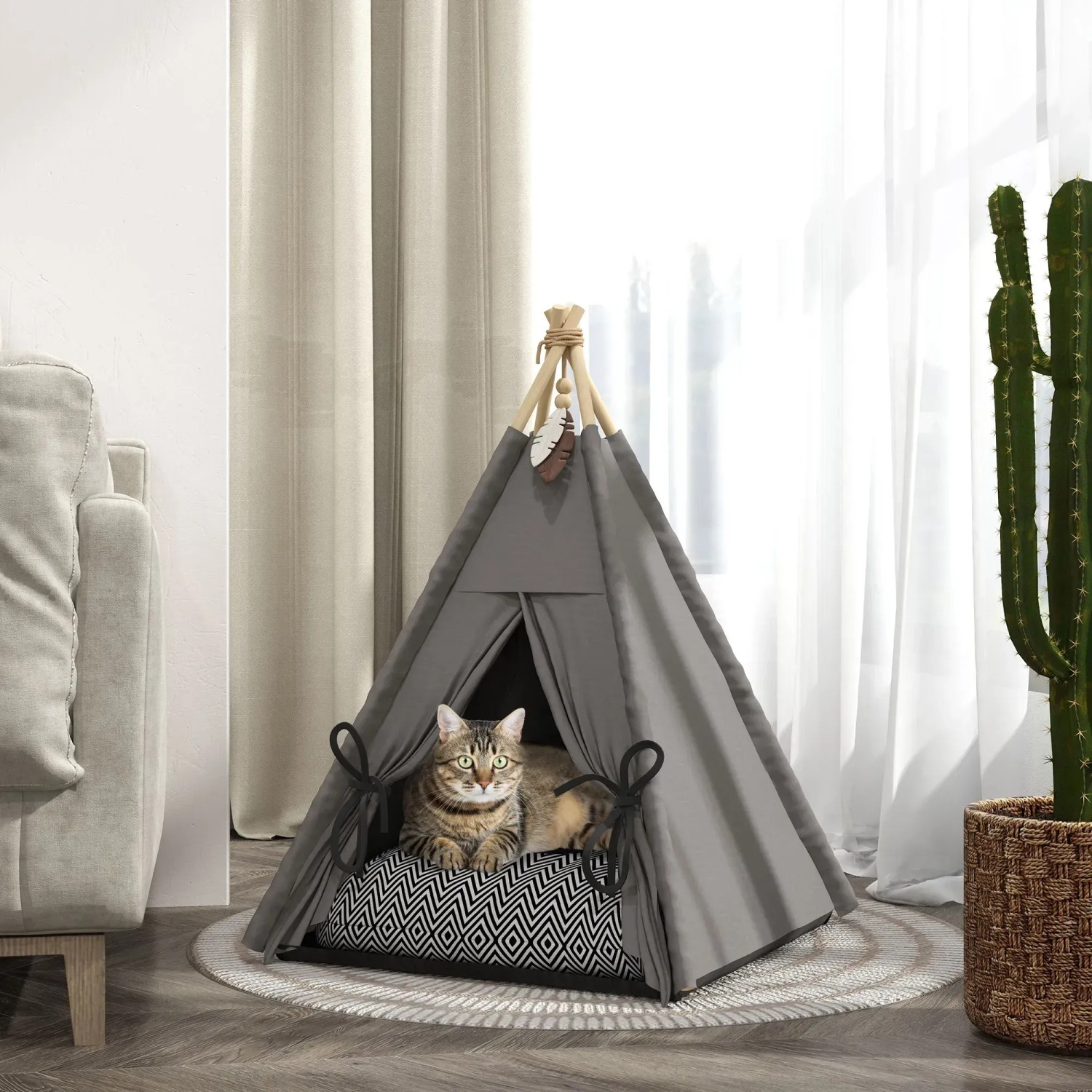 Graues PawHut Katzenzelt im Tipi-Design mit Katze auf gemustertem Kissen.