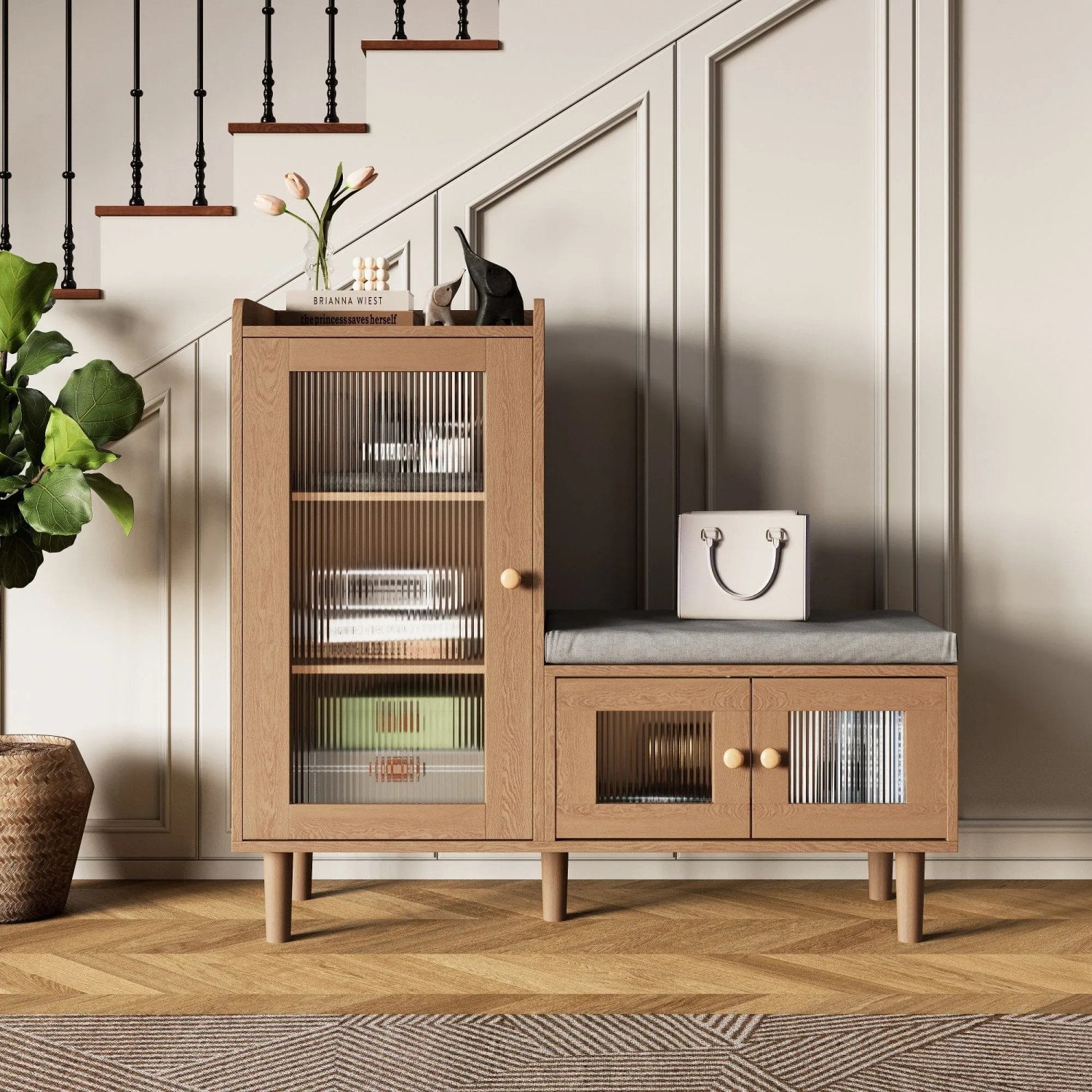 Schuhschrank mit Sitzbank in heller Holzoptik, geriffelten Glastüren und goldfarbenen Griffen. Ideal für Flur & Garderobe.