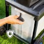 Detailaufnahme: Hand öffnet die Verriegelung des LUX Elektro-Leisewalzenhäckslers mit Auffangbox.