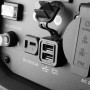 Nahaufnahme der Anschlüsse des STAHLWERK Stromgenerators: USB-A, DC 12V und AC Steckdose.
