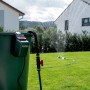 metabo Akku-Tauchpumpe TPF 18 LTX 2200 am Regenfass im Einsatz zur Gartenbewässerung.