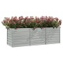 Silbernes furnicato Garten-Hochbeet aus verzinktem Stahl, bepflanzt mit bunten Blumen.