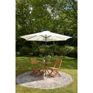 Cremefarbener DELUKE Gartenschirm Ø 300cm aus Polyester mit dunklem Gestell, spendet UV-Schutz und Schatten auf der Terrasse.