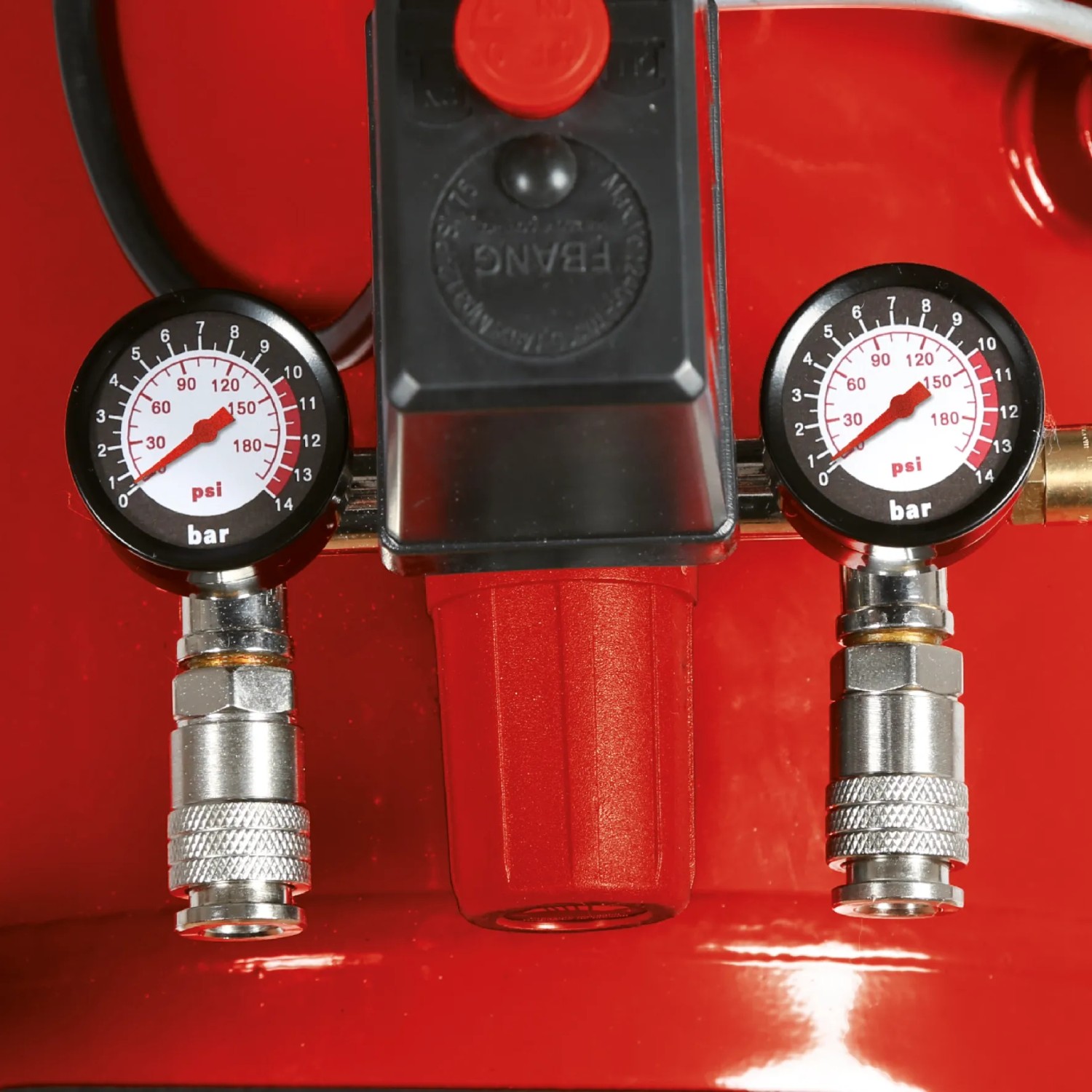 Detailaufnahme: Einhell Kompressor TC-AC 420/50/10 V mit Manometer und Druckminderer.