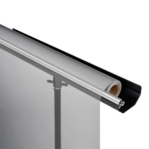 Hintergrund Halterung mit grauer Rolle auf Stativ. Flexibles Fotohintergrundsystem für Studio und Fotografie.