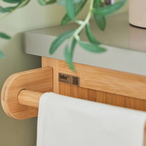 Detailaufnahme: SoBuy Küchenwagen aus Bambus mit Handtuchhalter.