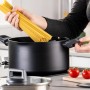 Schwarzer Fackelmann Topf mit Deckel, 24 cm, beim Kochen von Spaghetti.