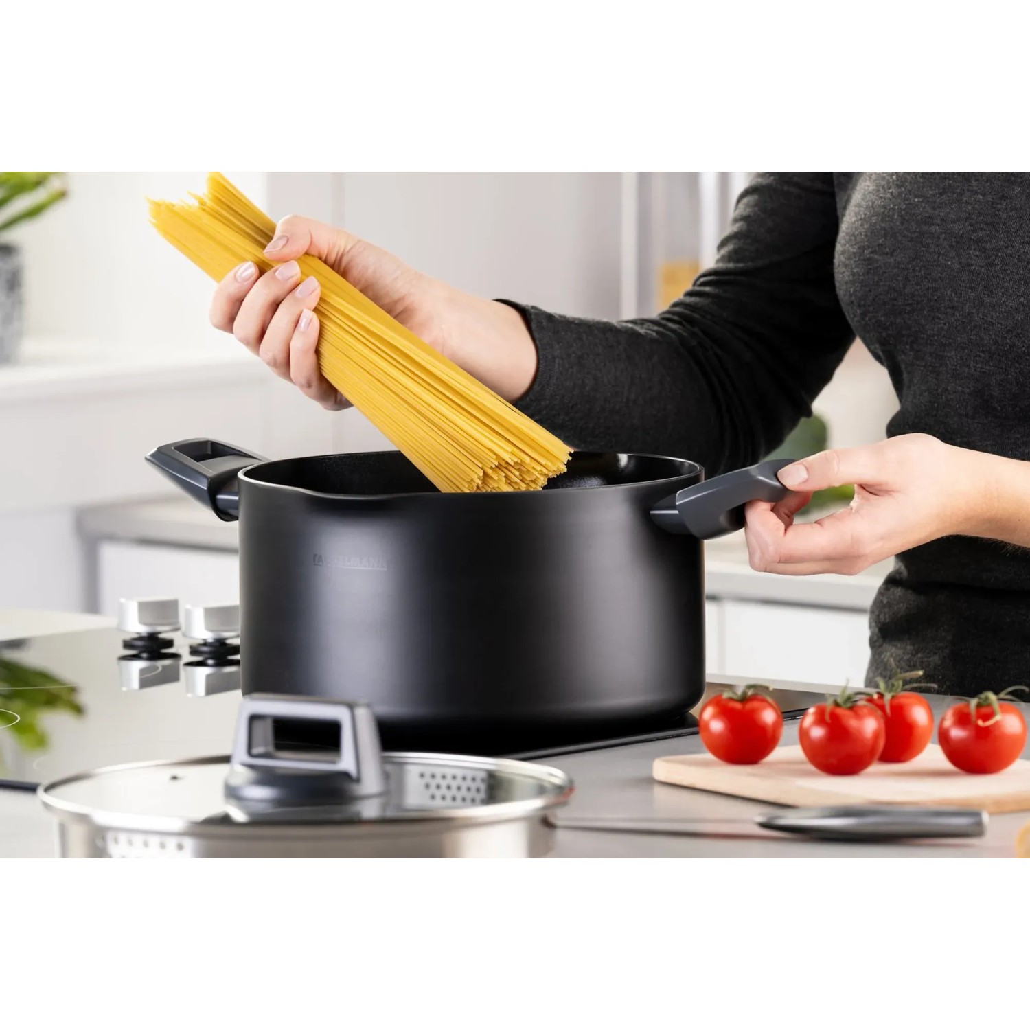Schwarzer Fackelmann Topf mit Deckel, 24 cm, beim Kochen von Spaghetti.