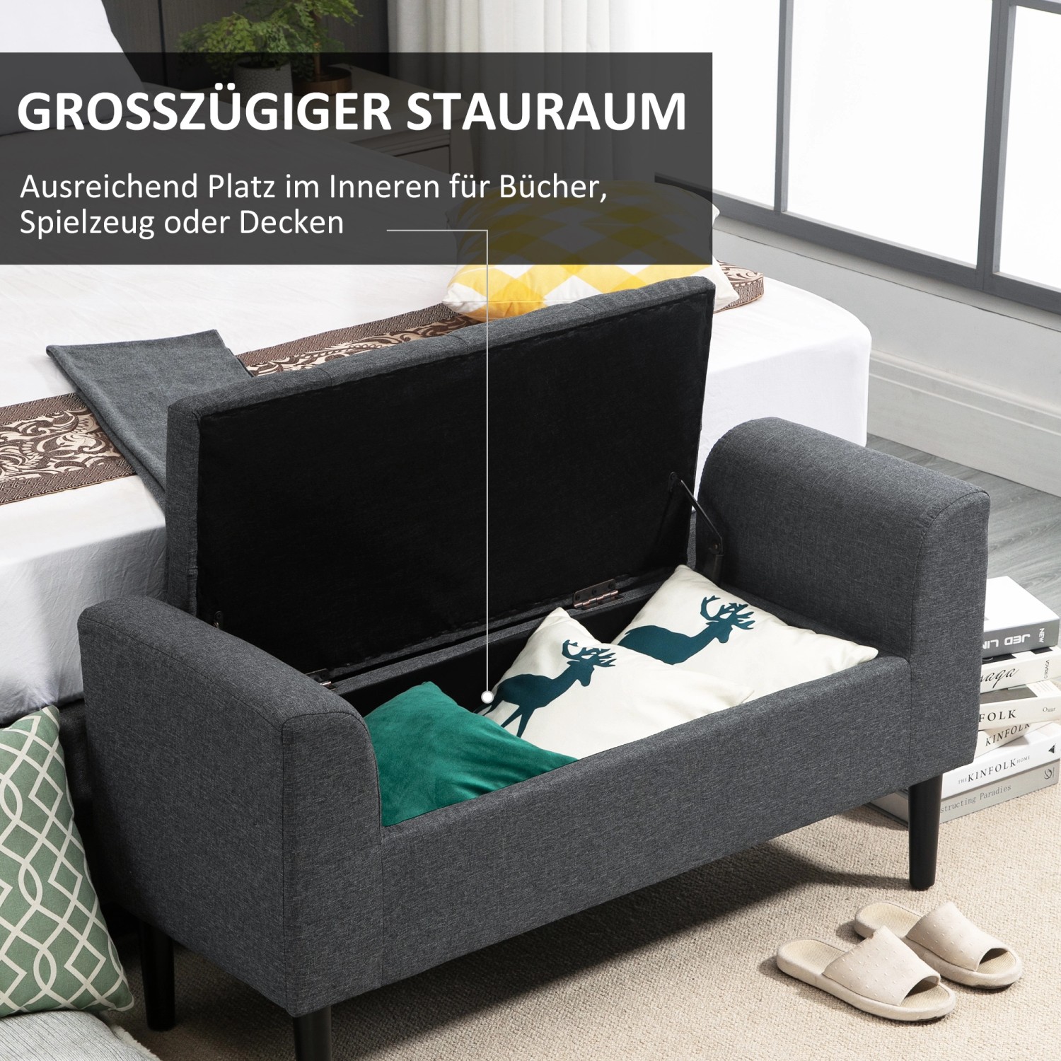 Offene, dunkelgraue HOMCOM Sitzbank mit Stauraum, Textilbezug und Holzfüßen. Kissen und Decken liegen im Stauraum.