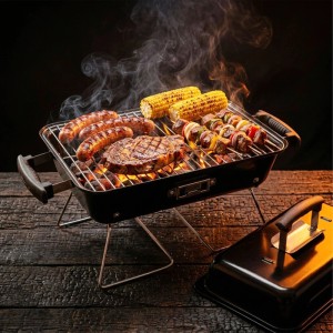 Schwarzer Relaxdays Holzkohle-Tischgrill mit Deckel. Würstchen, Steak, Mais und Spieße garen auf dem Rost. Kompakter Klappgrill.
