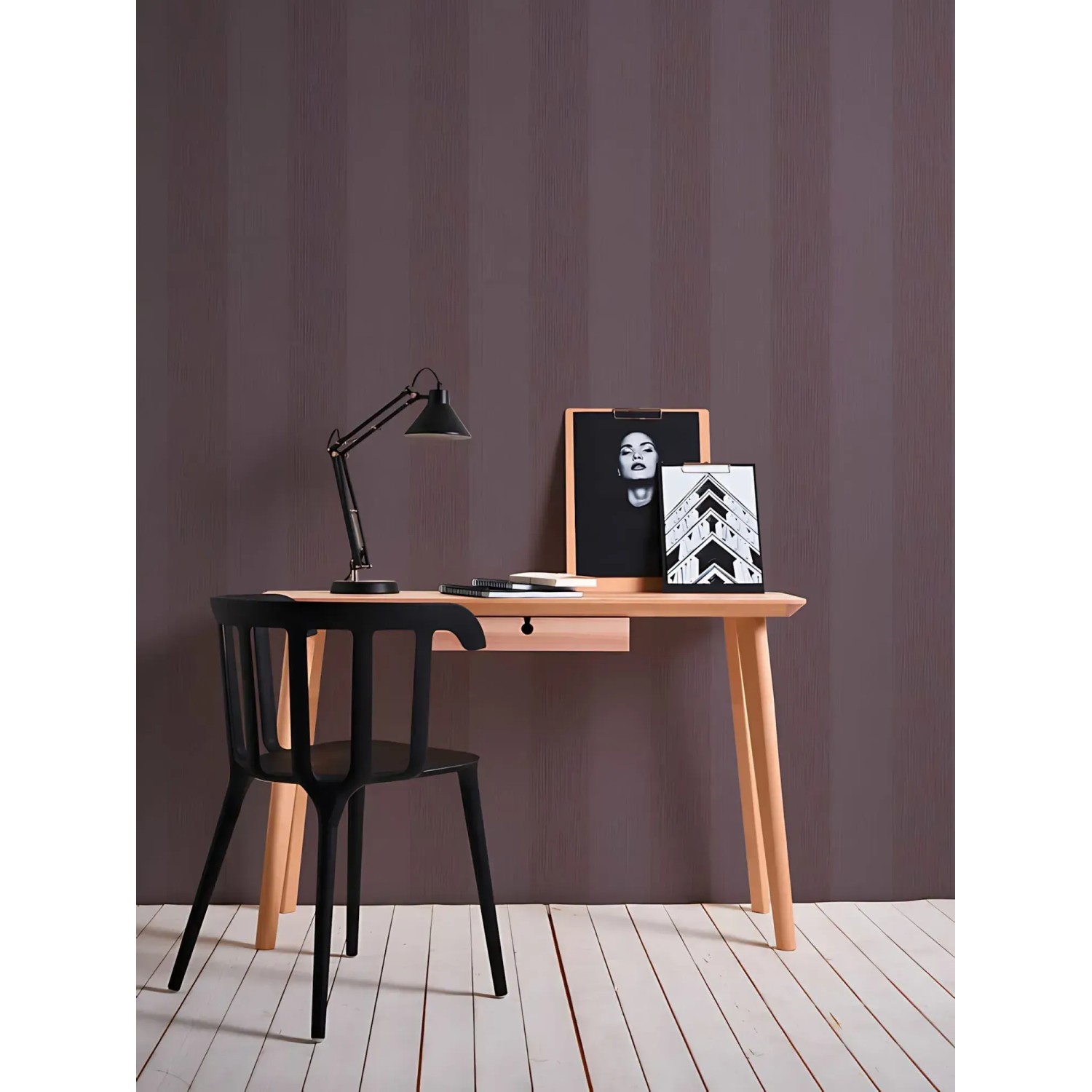 PROFHOME Streifen Tapete in Violett an Wand hinter Schreibtisch mit Deko.