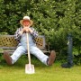 Nostalgischer Relaxdays Gartenbrunnen aus dunkelgrünem Aluminium-Guss mit goldenem Wasserhahn und Becken im Garten.
