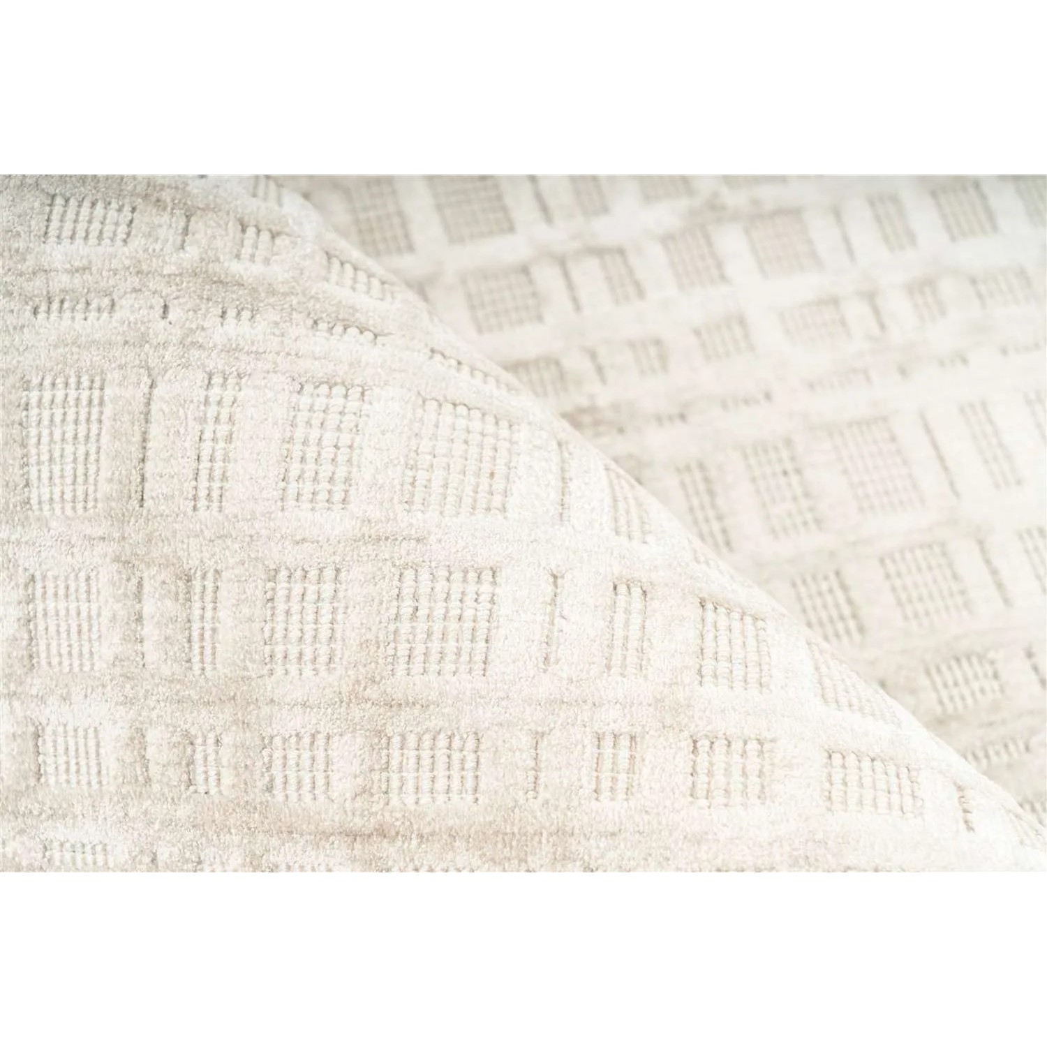 Beige-silberner Kurzflor Teppich (80x150 cm) mit 3D-Effekt und Muster.