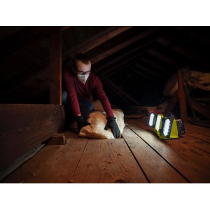 Ryobi Akku-LED-Panelleuchte RLP18-0 im Einsatz beim Dämmen eines Dachbodens.