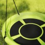 Detailaufnahme: Runde AIYAPLAY Kinderschaukel in Grün/Schwarz mit Seilaufhängung vor Rasen.