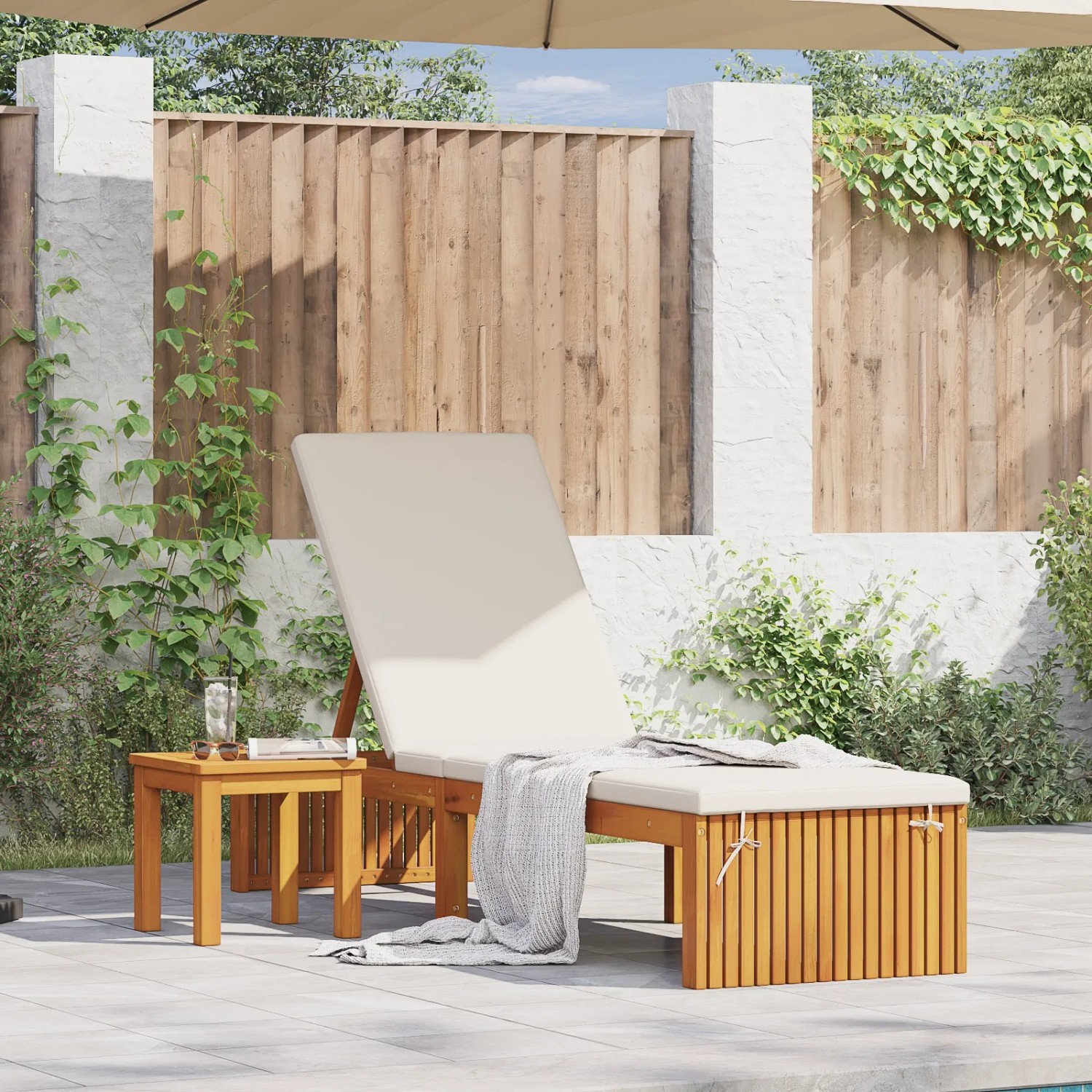 Sonnenliege aus Akazienholz mit creme Kissen, inklusive Beistelltisch. Ideal für Garten und Balkon.