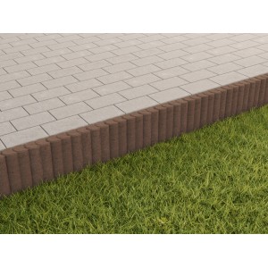 Braune Rundpalisaden 2er-Element aus Beton als Beeteinfassung.