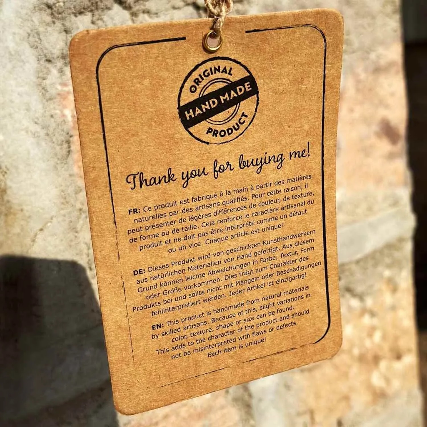 Detailaufnahme eines Etiketts mit dem Text "Original Hand Made Product" für einen vidaXL Couchtisch.