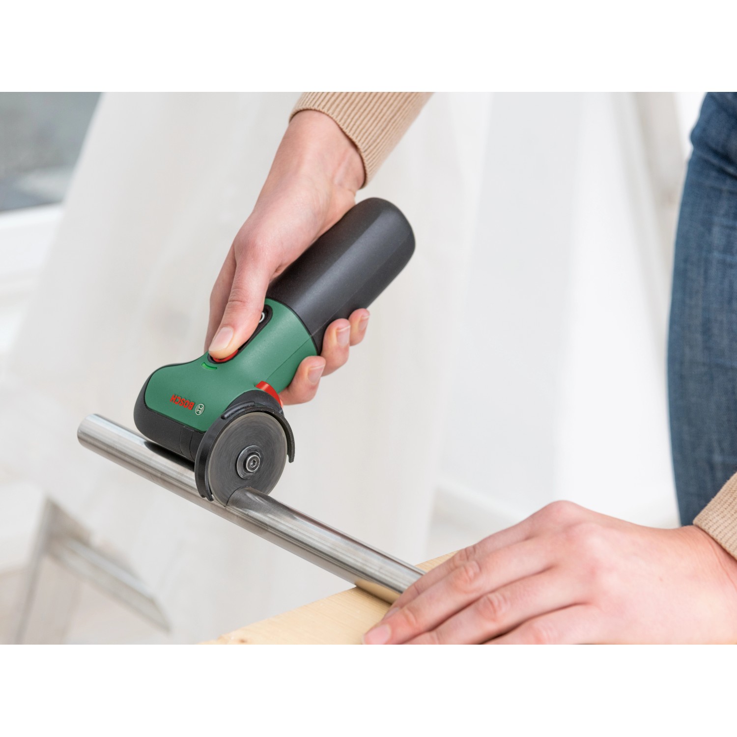 Bosch Easy Cut & Grind mit Carbide Multi Wheel Trennscheibe im Einsatz beim Schneiden eines Metallrohrs.