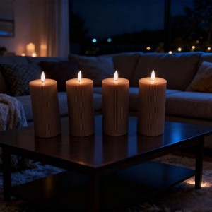 Vier coffeefarbene Relaxdays LED-Echtwachskerzen mit flackernder Flamme auf einem Couchtisch.